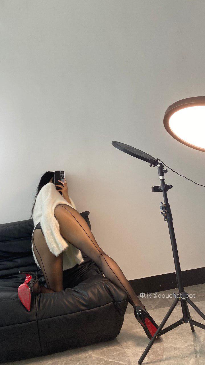 俏妞qiaoniuTT 2024-11-07 01:14:27 妩媚动人花色蕾丝△丁👙配黑丝