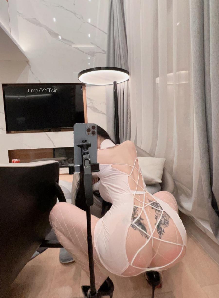 左公子666 2024-11-09 02:00:13 大蜜桃近距离拍摄🍑