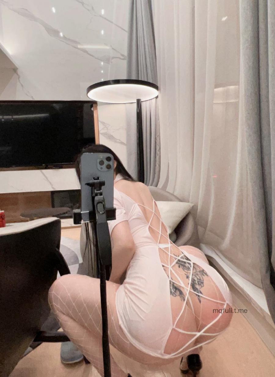 左公子666 2024-11-09 02:00:13 大蜜桃近距离拍摄🍑