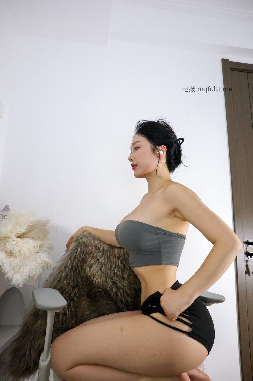 抖音文茜 2024-11-22 00:41:07 长腿性感运动套装👙