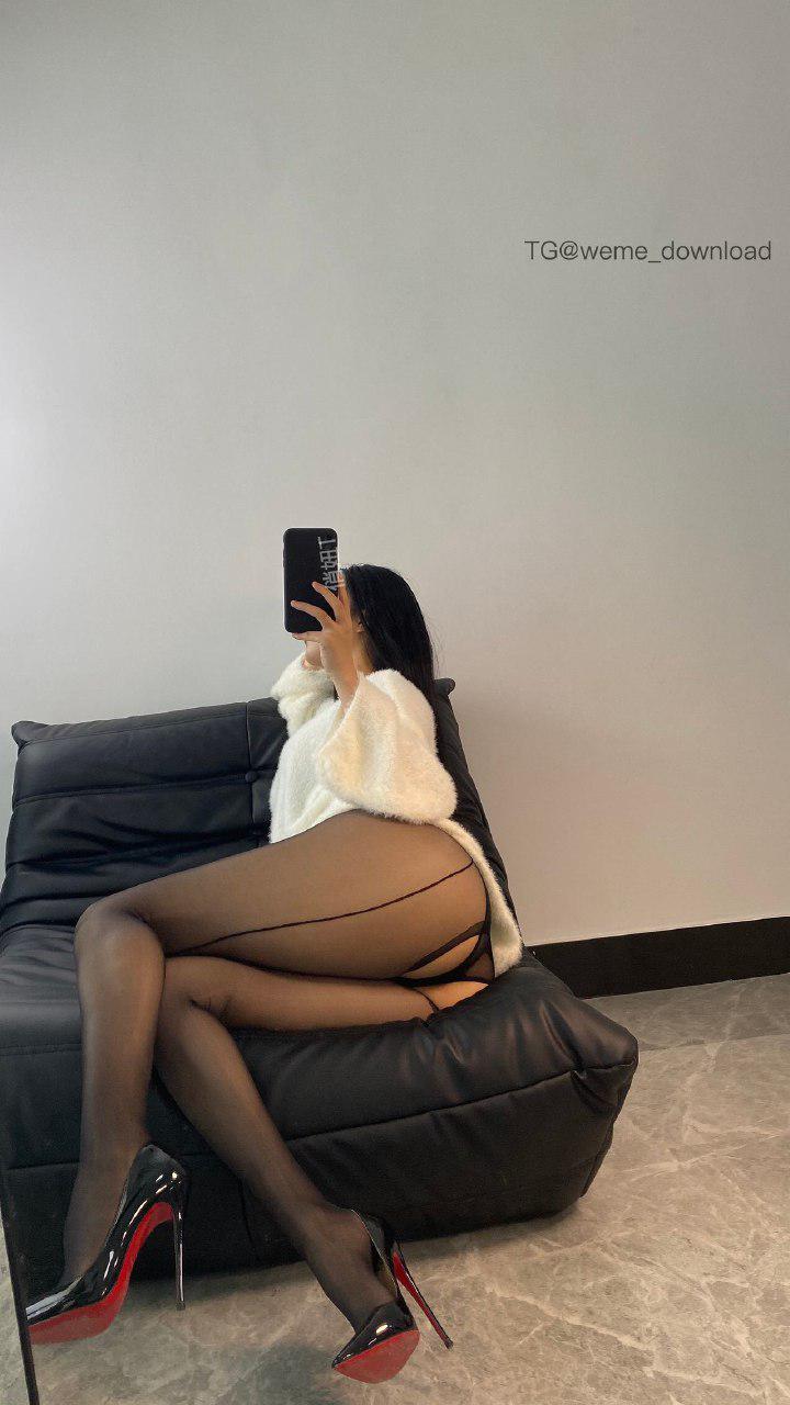 俏妞qiaoniuTT 2024-11-07 01:14:27 妩媚动人花色蕾丝△丁👙配黑丝