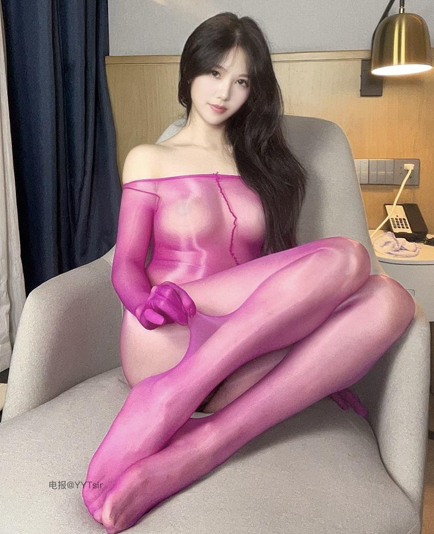 利世 2024-12-25 01:14:33 铁粉福利😍粉丝连体丝衣 真空前行 懂得都懂