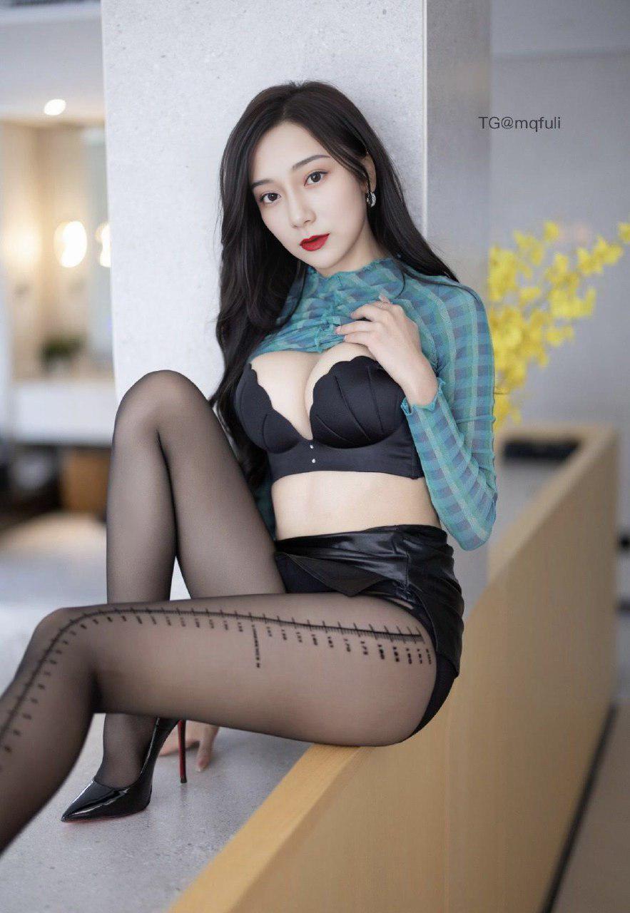 杨桃长大了 2024-12-24 01:20:25 蓝绿上衣搭配黑色短裙旅拍