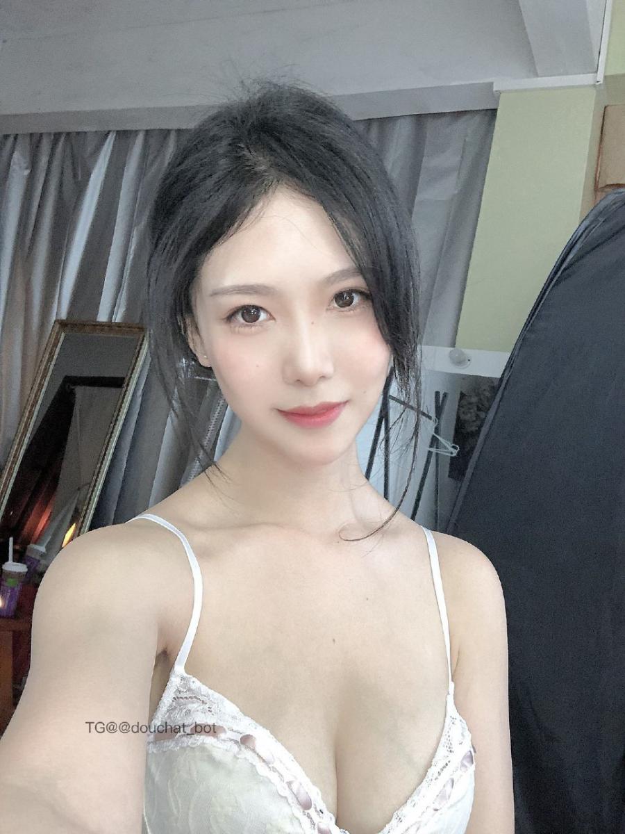 利世 2024-12-02 23:47:39 深夜铁粉福利 白色蕾丝连体轻纱👙