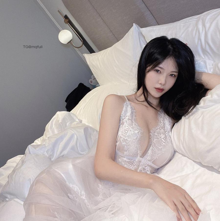 利世 2024-12-26 22:19:33 扛不住的一组白色蕾丝睡袍