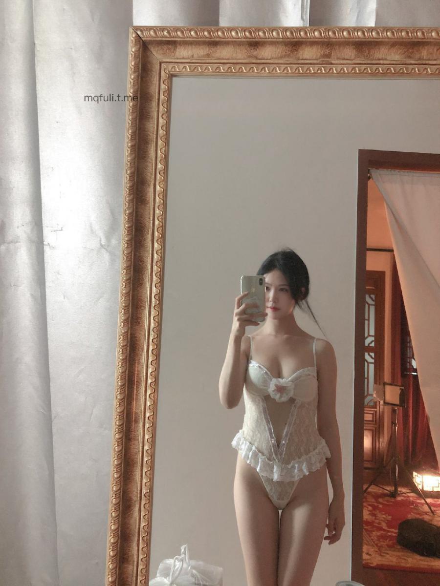 利世 2024-12-02 23:47:39 深夜铁粉福利 白色蕾丝连体轻纱👙