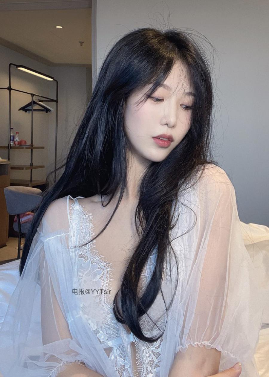 利世 2024-12-26 22:19:33 扛不住的一组白色蕾丝睡袍