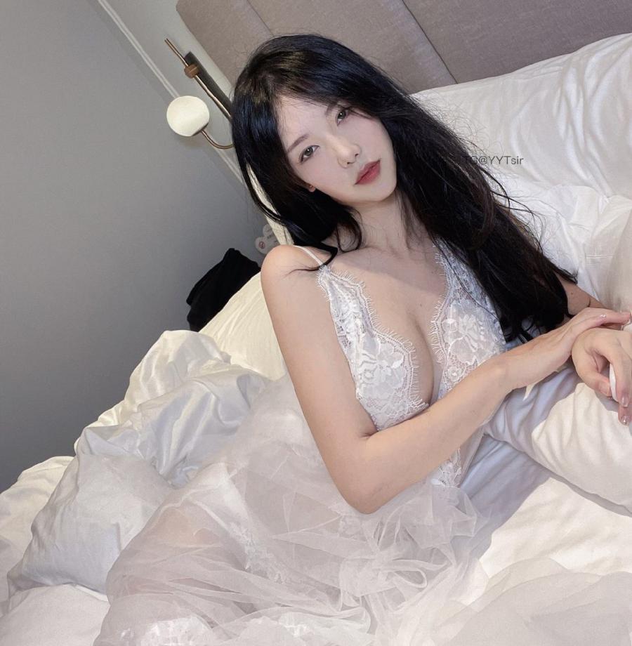 利世 2024-12-26 22:19:33 扛不住的一组白色蕾丝睡袍