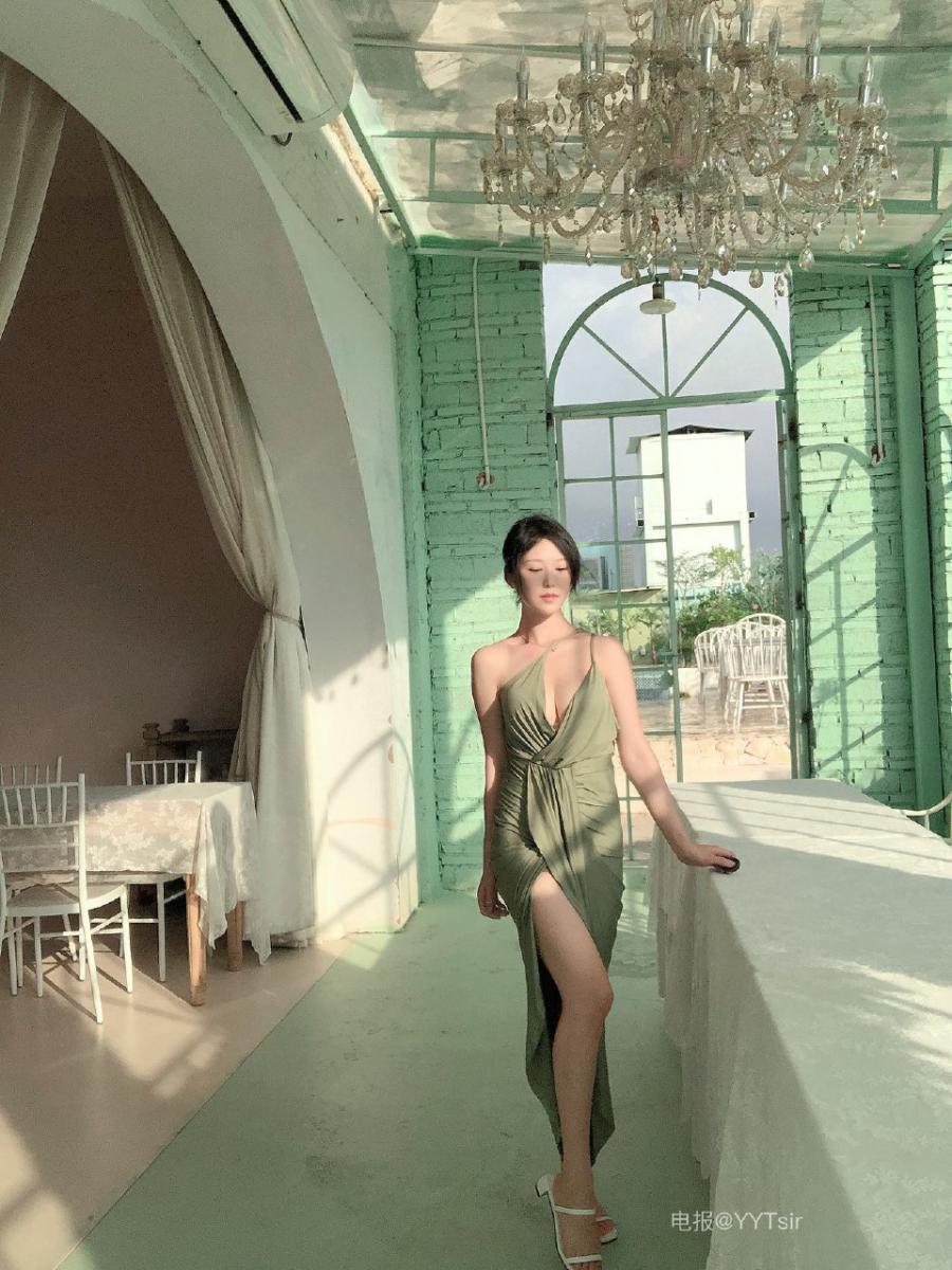 利世 2024-12-15 00:23:34 御姐深V吊带裙