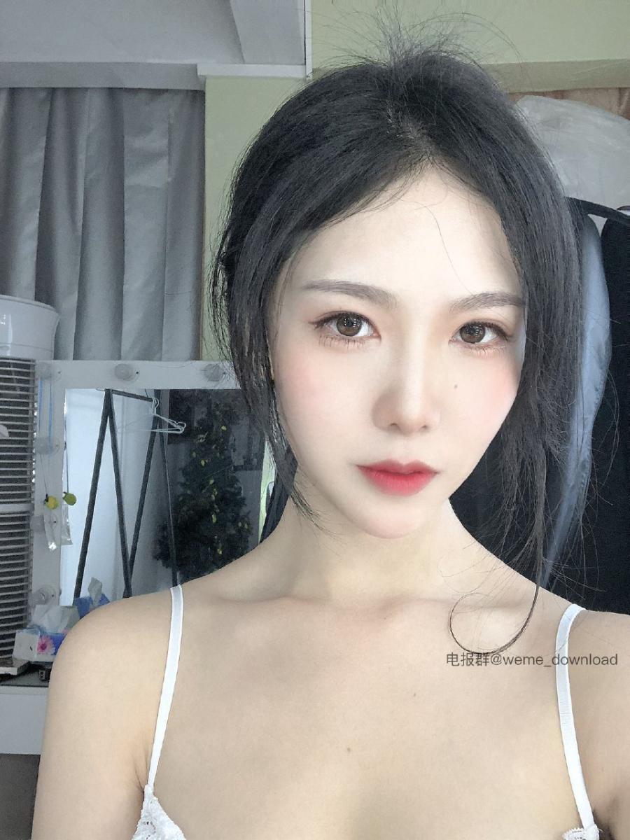 利世 2024-12-02 23:47:39 深夜铁粉福利 白色蕾丝连体轻纱👙