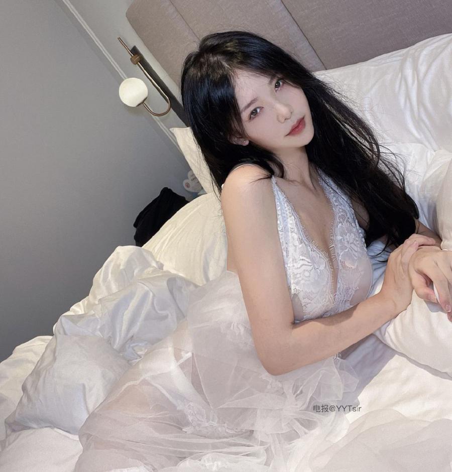 利世 2024-12-26 22:19:33 扛不住的一组白色蕾丝睡袍