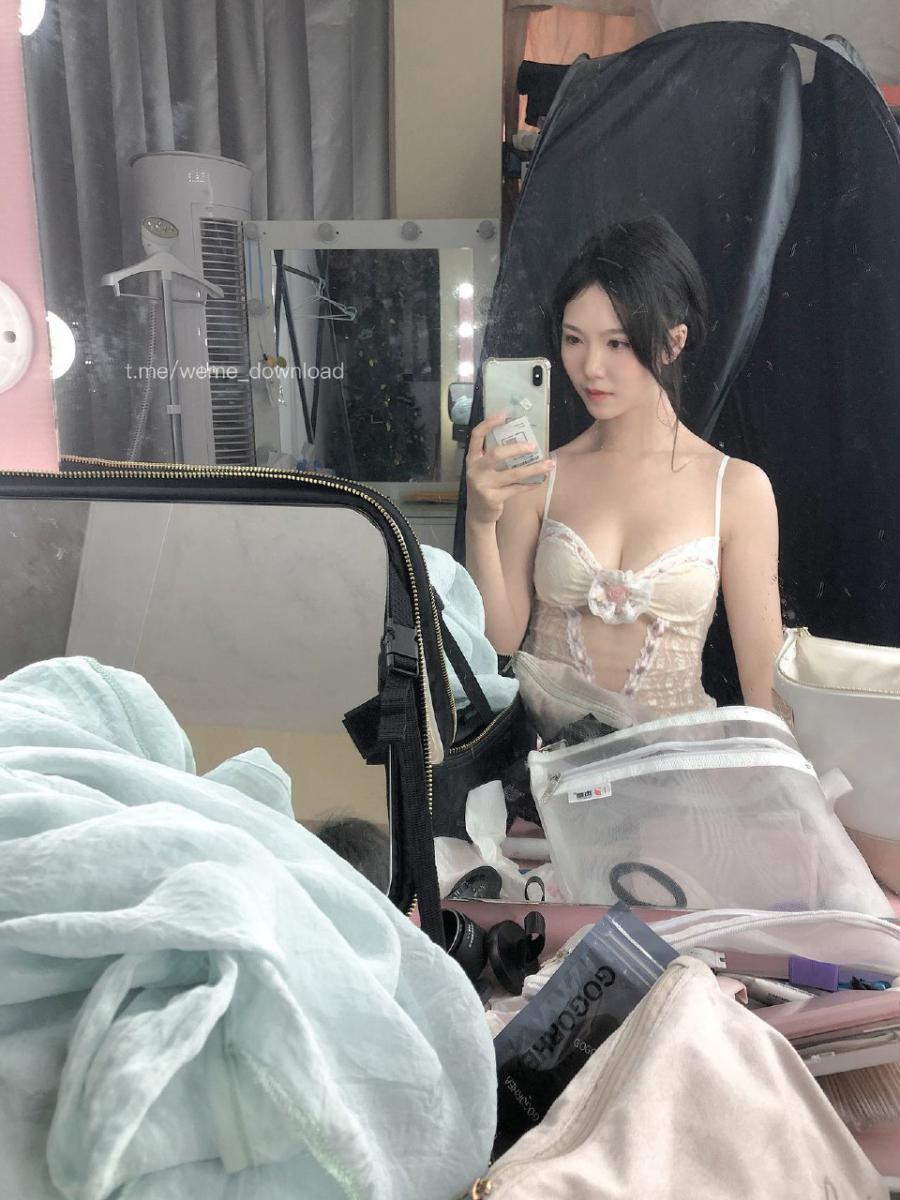 利世 2024-12-02 23:47:39 深夜铁粉福利 白色蕾丝连体轻纱👙