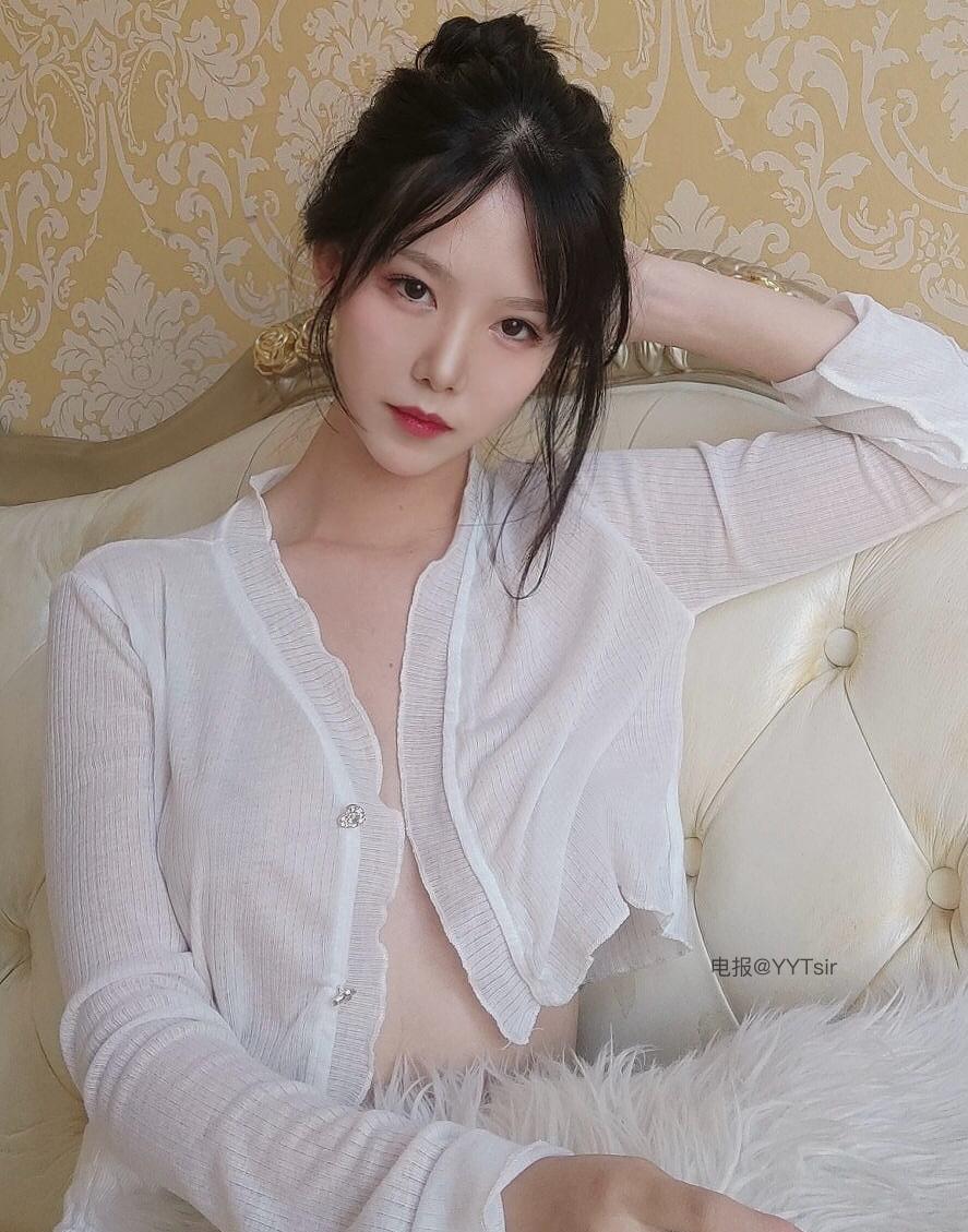 利世 2024-12-26 22:19:33 扛不住的一组白色蕾丝睡袍