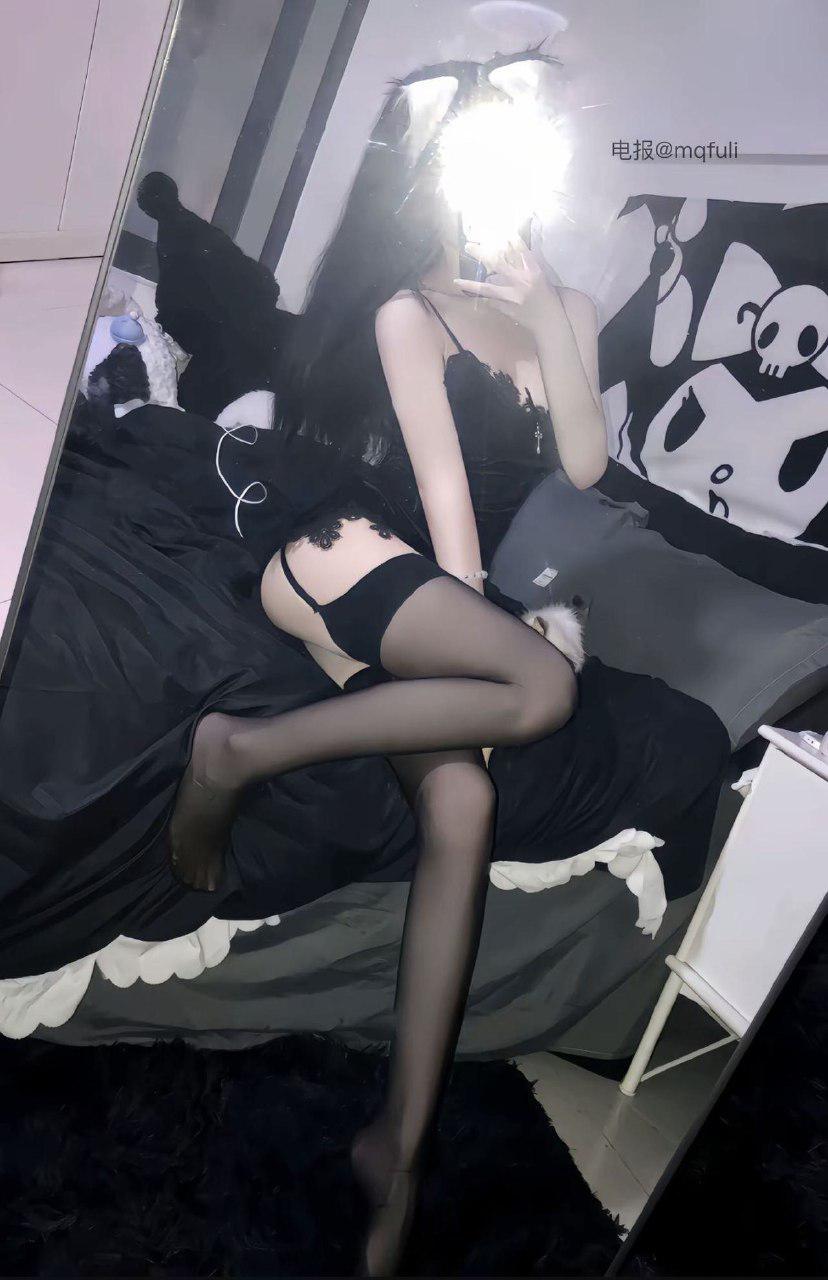 大馒头 2024-12-16 18:28:49 黑色系列的小衣服配上🐶链子