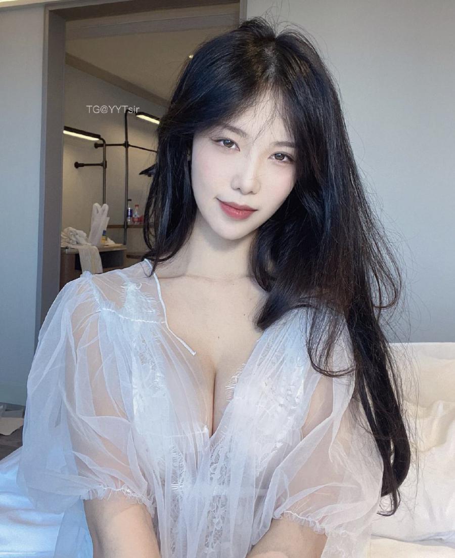 利世 2024-12-26 22:19:33 扛不住的一组白色蕾丝睡袍