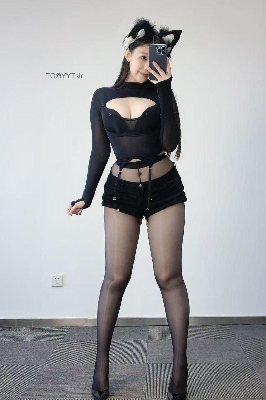 美邵女Baby 2025-01-22 00:17:12 黑色连体丁字➕黑色肉丝💋袜 照片