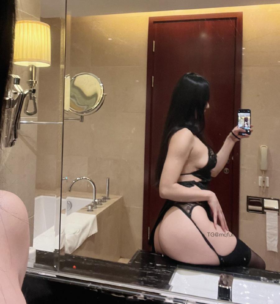 宝儿茹 2025-01-10 00:11:14 黑色蕾丝丝滑高开叉小睡裙配上吊带丝