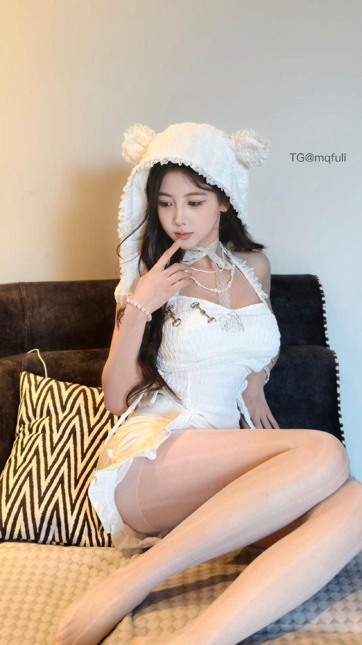 刘二萌 2025-02-10 22:18:42 情趣秘书装😍白色嫩足➕双秀峰🐻