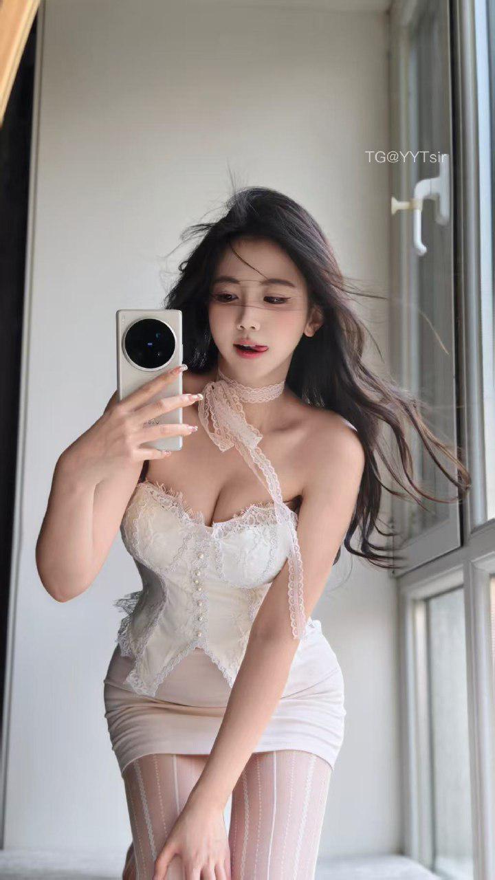 刘二萌 2025-02-10 22:43:03 性感情趣吊带丝袜‼️白色蕾丝👙蜜桃怼镜