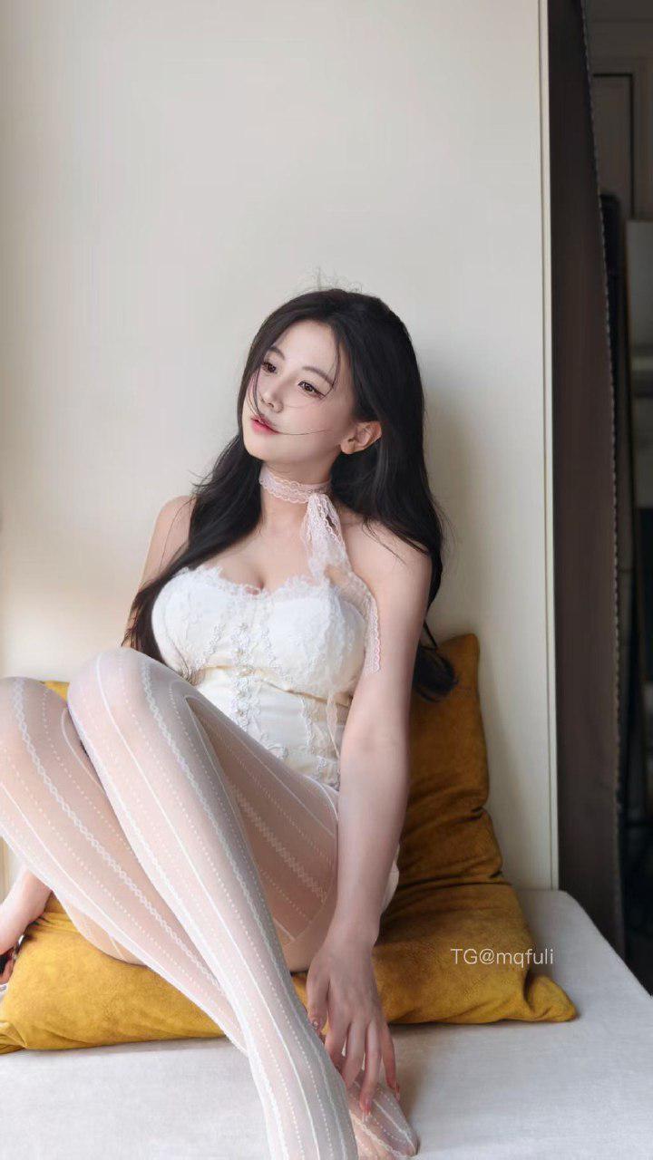 刘二萌 2025-02-10 22:43:03 性感情趣吊带丝袜‼️白色蕾丝👙蜜桃怼镜