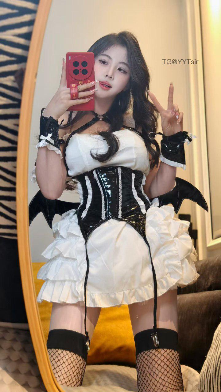 刘二萌 2025-02-02 12:33:51 渔网都看过蕾丝渔网类型的内衣内裤保证你们没见过