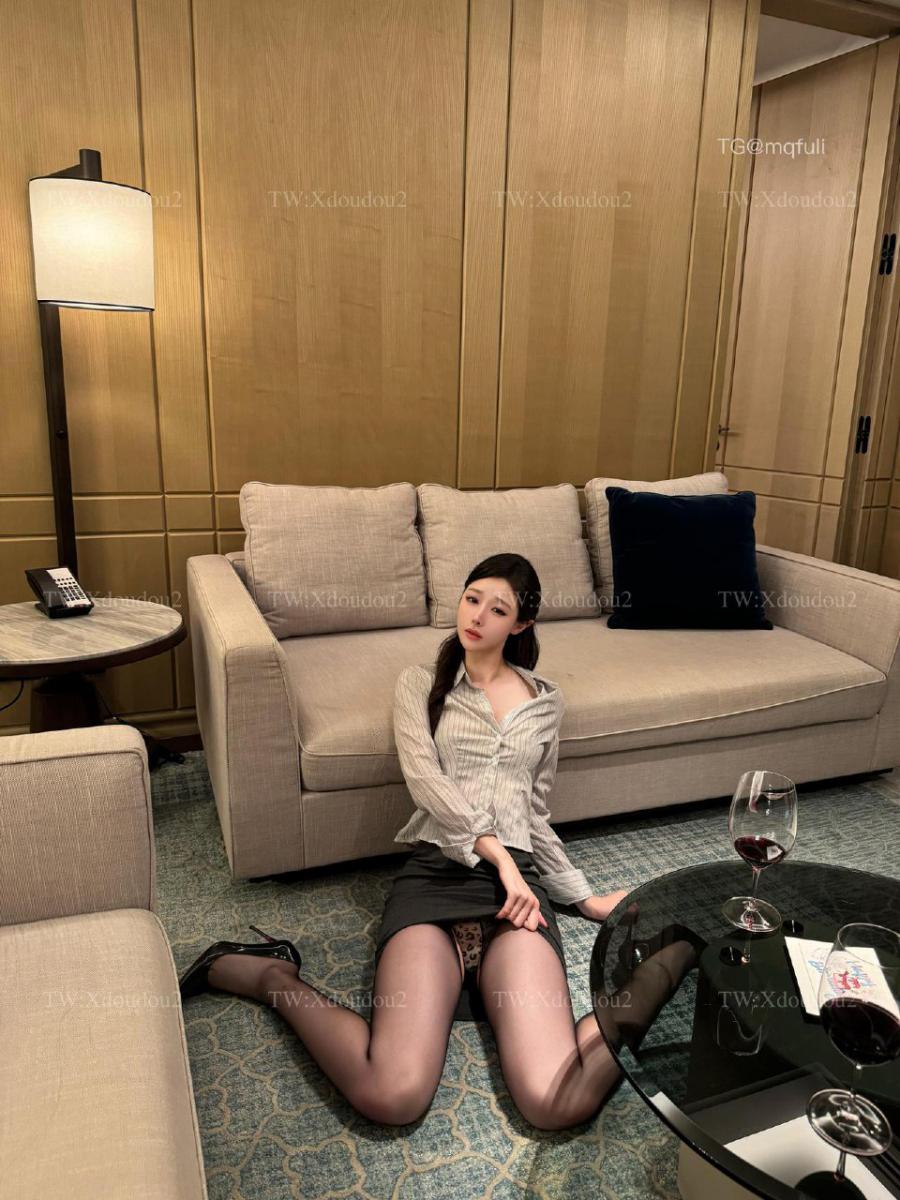 小逗逗 2025-03-05 15:14:19 豹纹秘书装➕红底高跟👠极致丝足