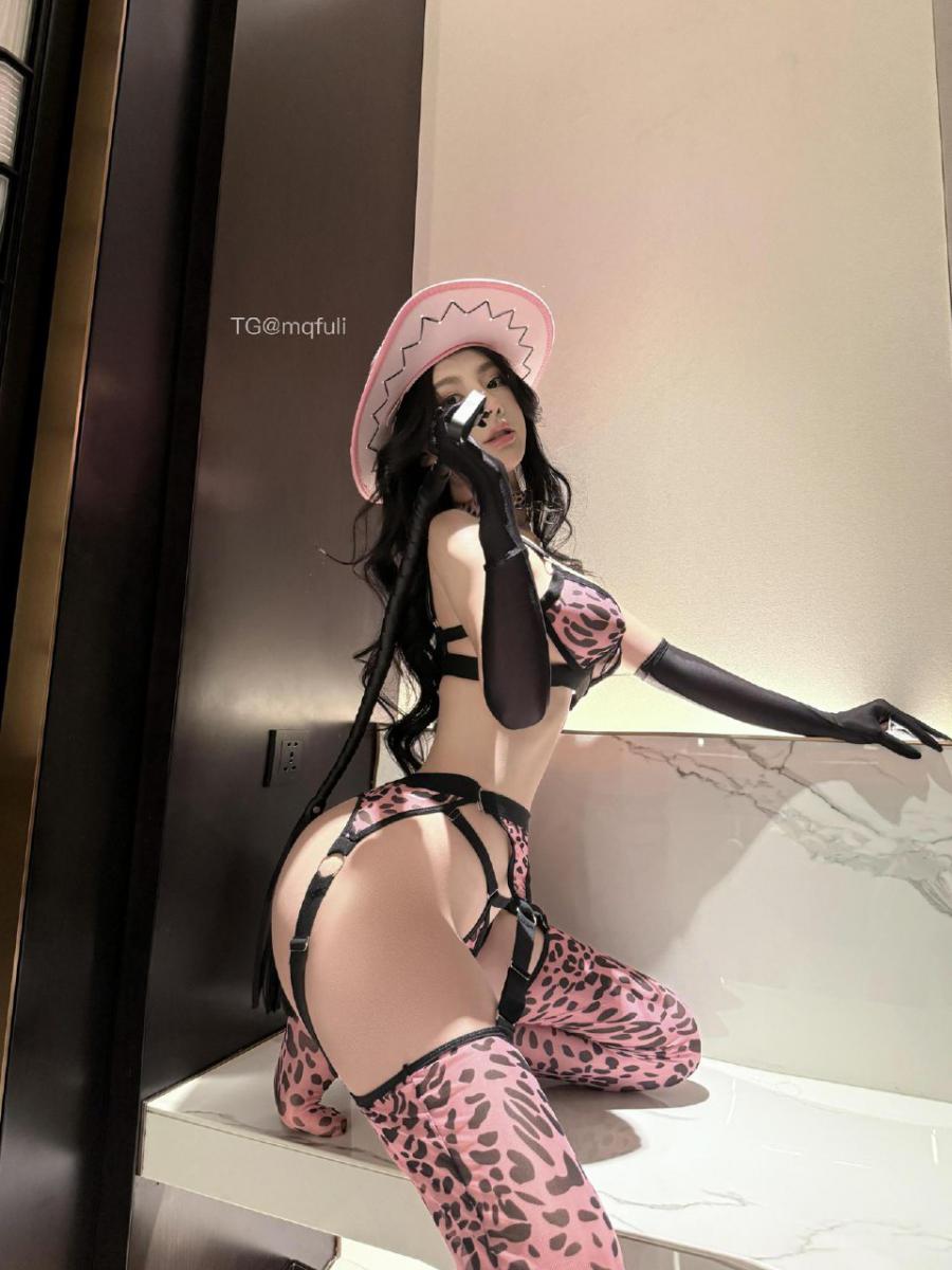 肥嘉 2025-03-19 04:42:53 粉色斑点丝袜➕情趣套装👙叉腿