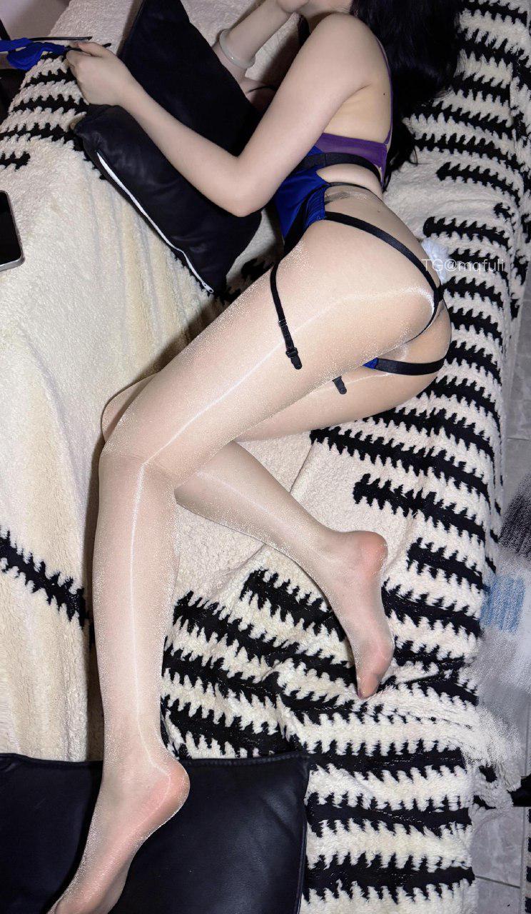 我是ou 2025-04-30 23:06:23 蓝色妖姬油亮丝袜与美腿的绝佳搭配 照片