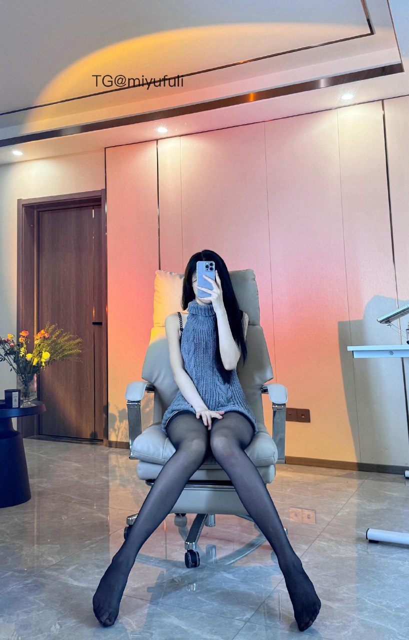 唐十七 2025-05-29 18:11:34 露背毛衣包臀短裙系列大片