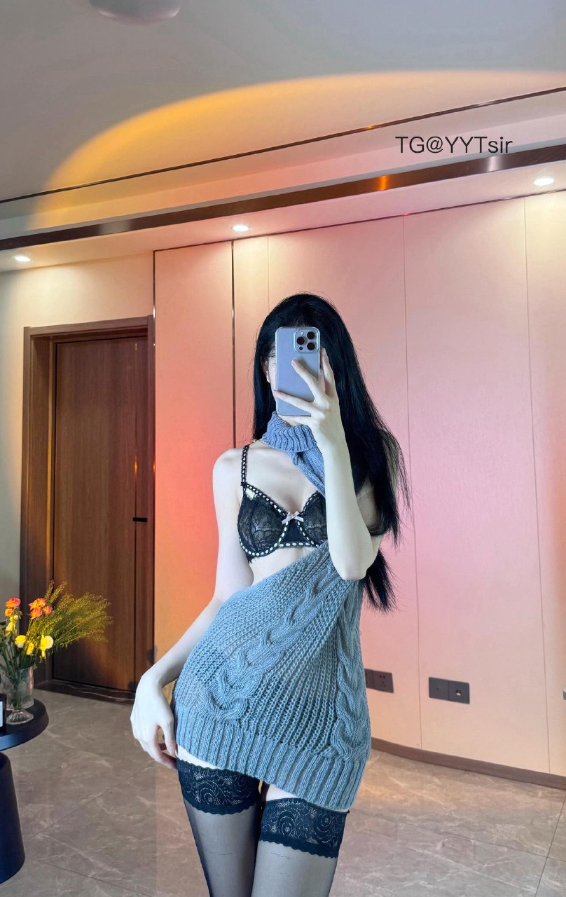 唐十七 2025-05-29 18:11:34 露背毛衣包臀短裙系列大片