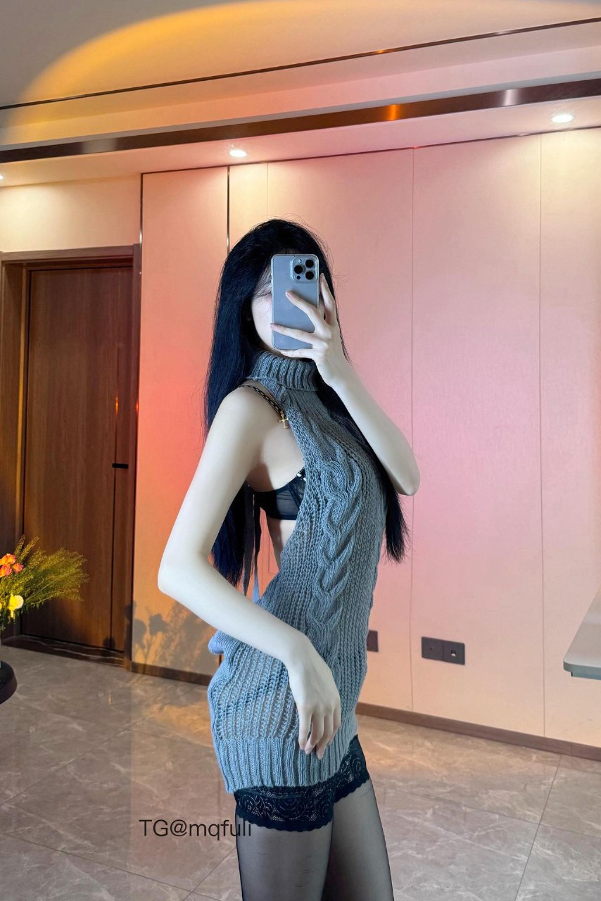 唐十七 2025-05-29 18:11:34 露背毛衣包臀短裙系列大片