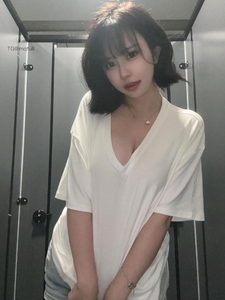 Tina很妖孽呀 2025-05-02 23:57:13 白衬衣自拍🤳脱掉后每一张都是极品😍