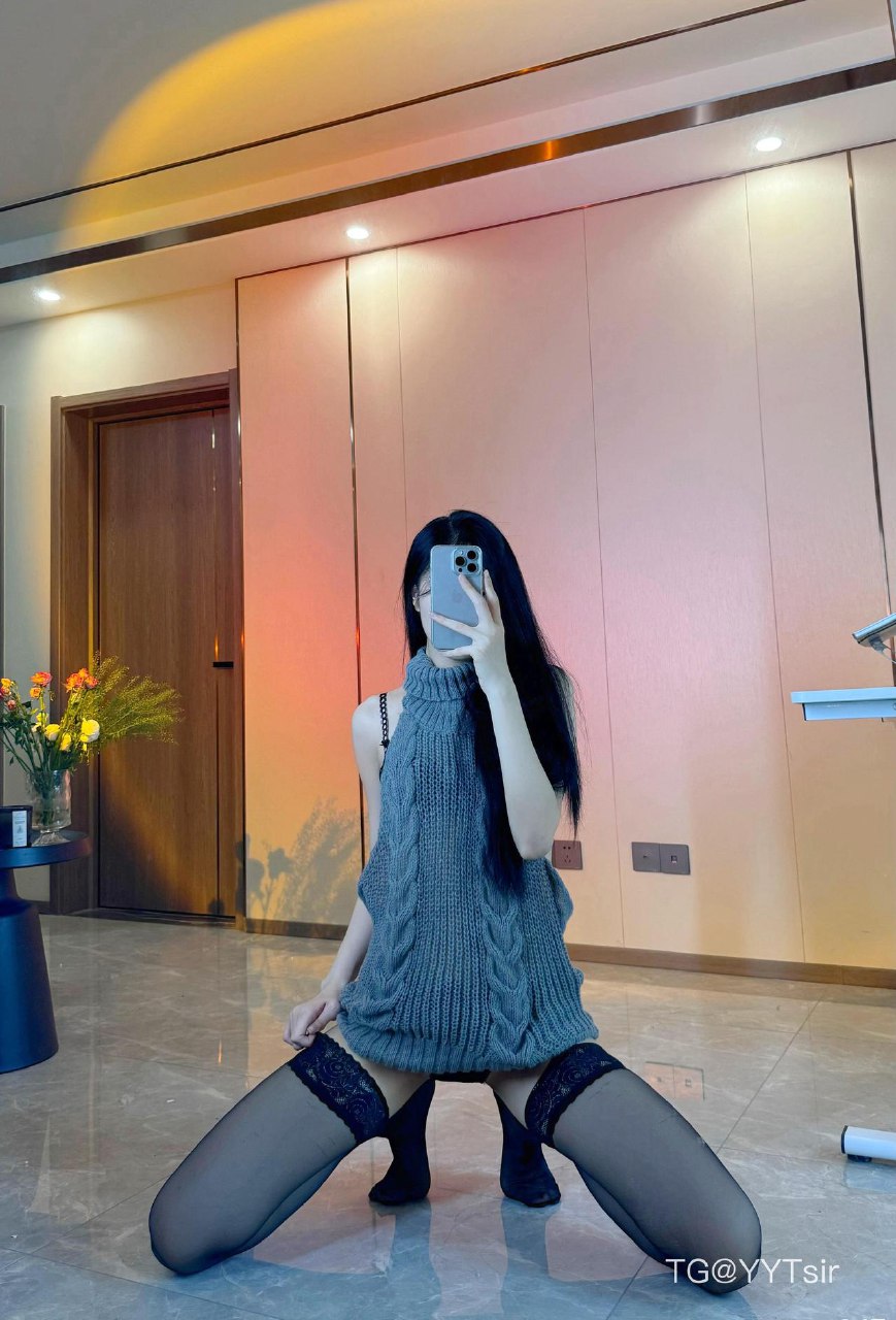 唐十七 2025-05-29 18:11:34 露背毛衣包臀短裙系列大片