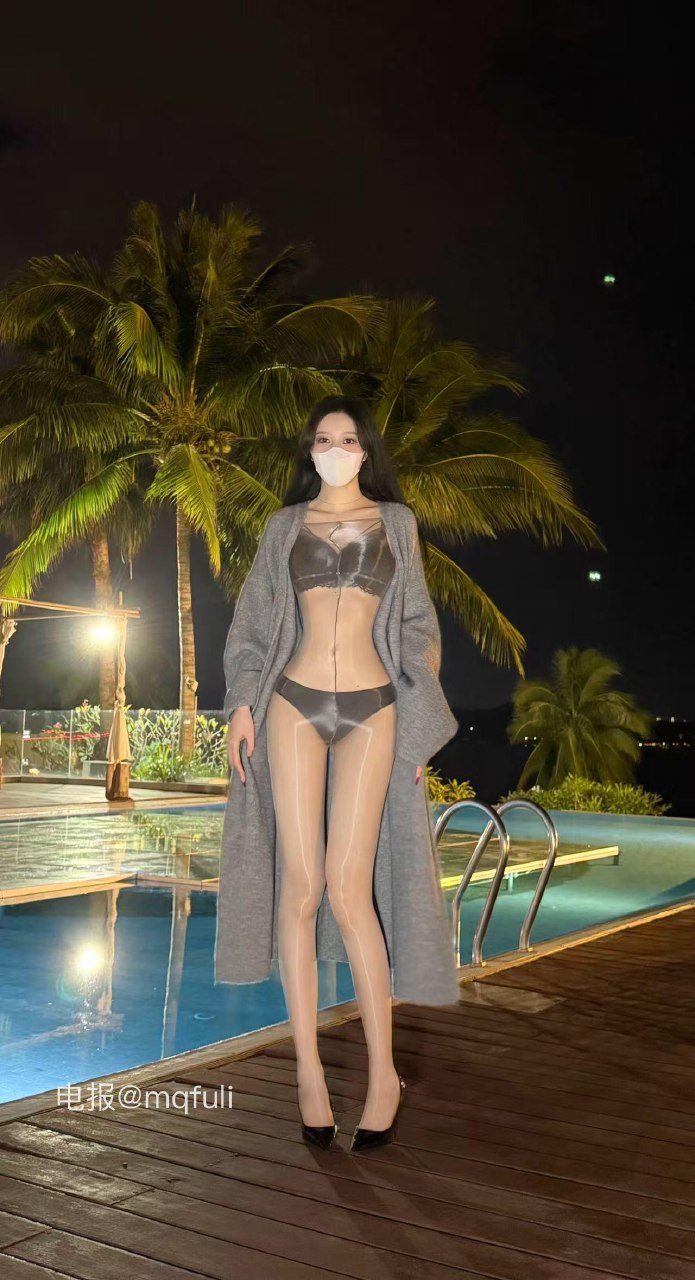 唐十七 2025-05-28 15:05:46 户内外大片x13张🥰 油亮丝袜包裹全身