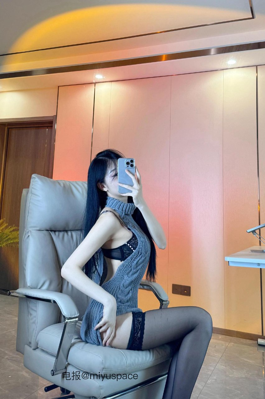 唐十七 2025-05-29 18:11:34 露背毛衣包臀短裙系列大片