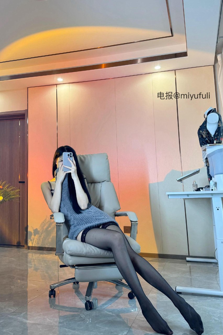 唐十七 2025-05-29 18:11:34 露背毛衣包臀短裙系列大片