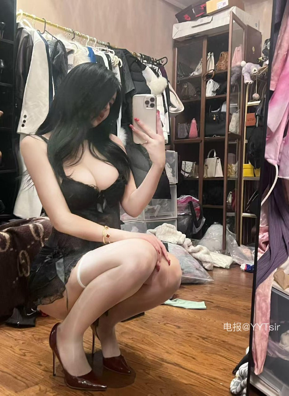 钟意依阳 2025-05-30 18:27:35 #新粉铁粉必看 黑色蕾丝吊带➕白丝袜系列 斯哈