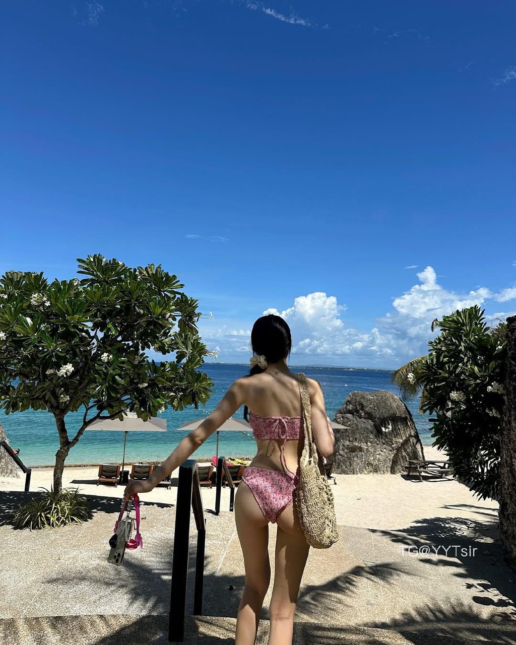 小小鲨余 2025-06-14 17:28:57 夏日海滩，你的背影偷藏我心跳