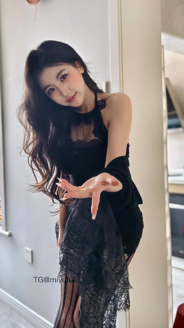 刘二萌 2025-07-06 19:48:40 蕾丝挂脖包臀裙