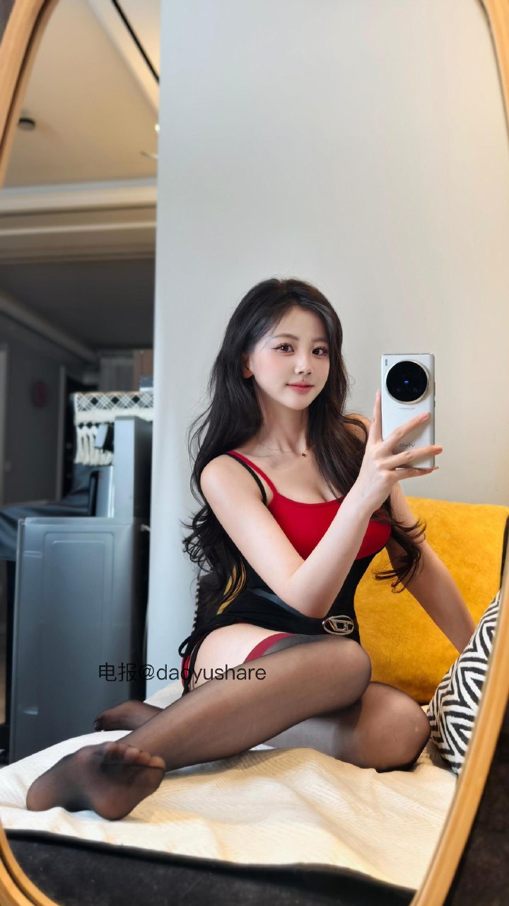 刘二萌 2025-07-16 16:17:08 欧美假两件吊带连体裤