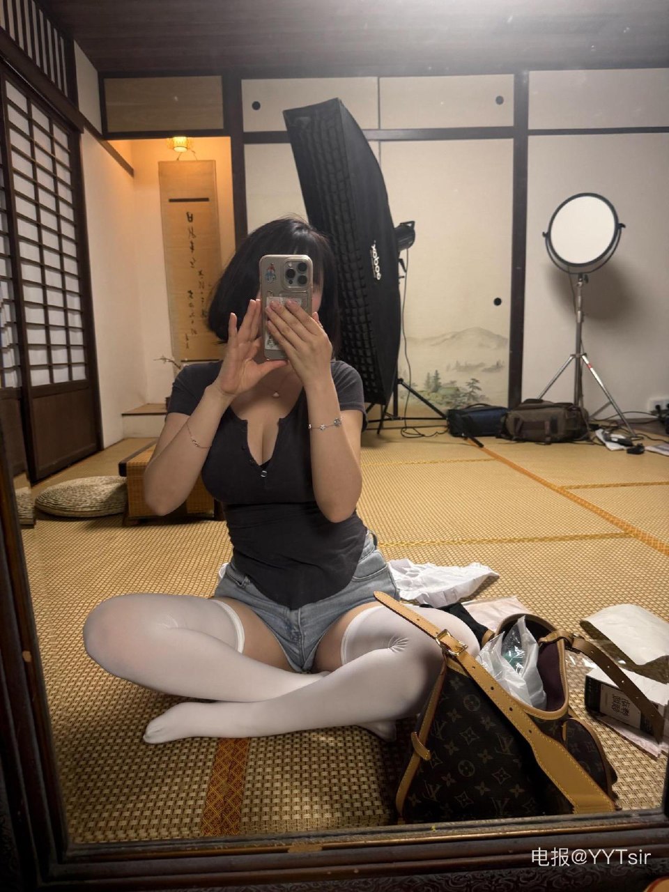 Tina很妖孽呀 2025-07-09 18:01:58 黑色v镜短袖➕白丝👙