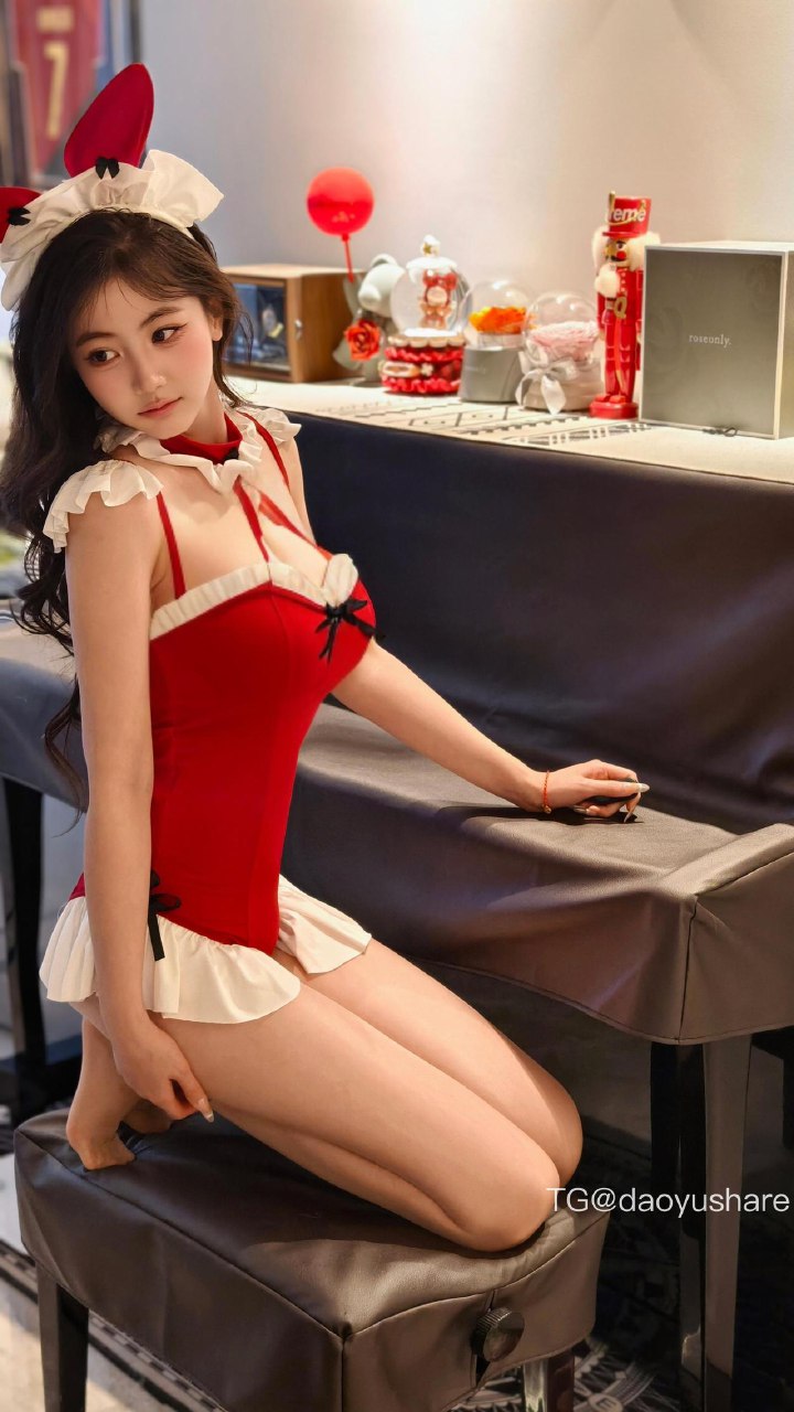 刘二萌 2025-07-08 13:56:00 圣诞cos兔女郎抹胸制服🔞