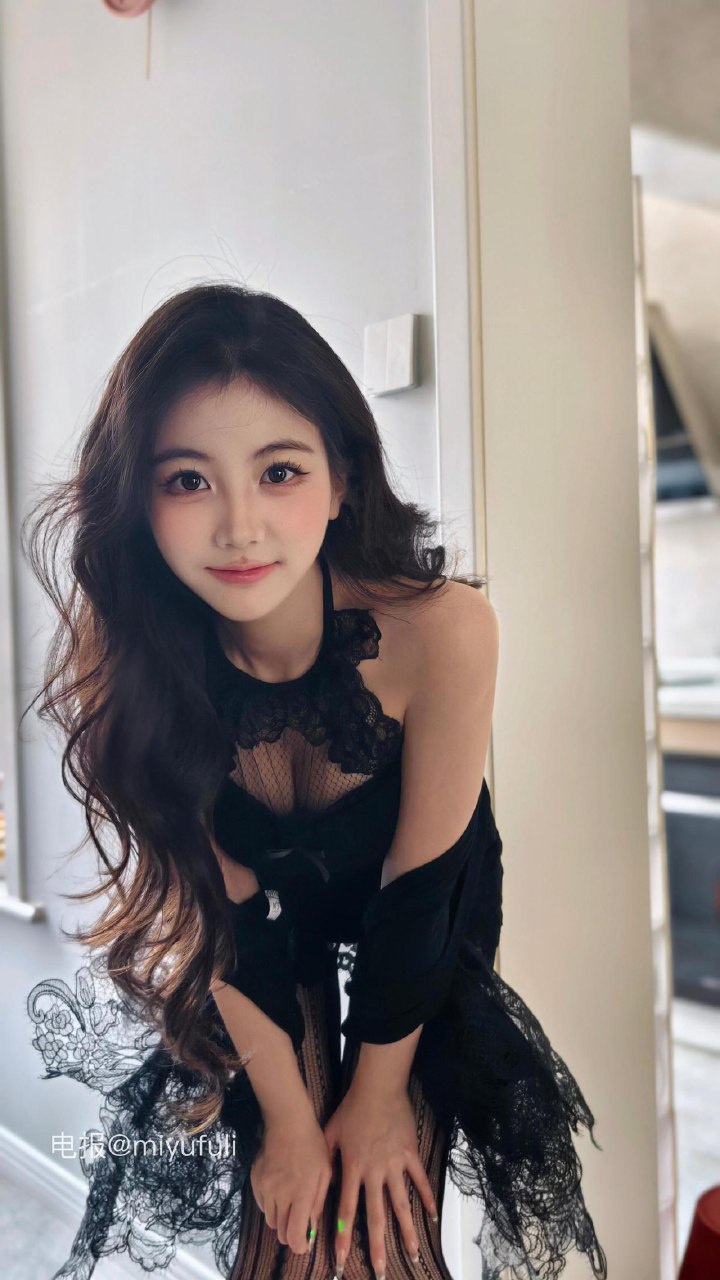 刘二萌 2025-07-06 19:48:40 蕾丝挂脖包臀裙