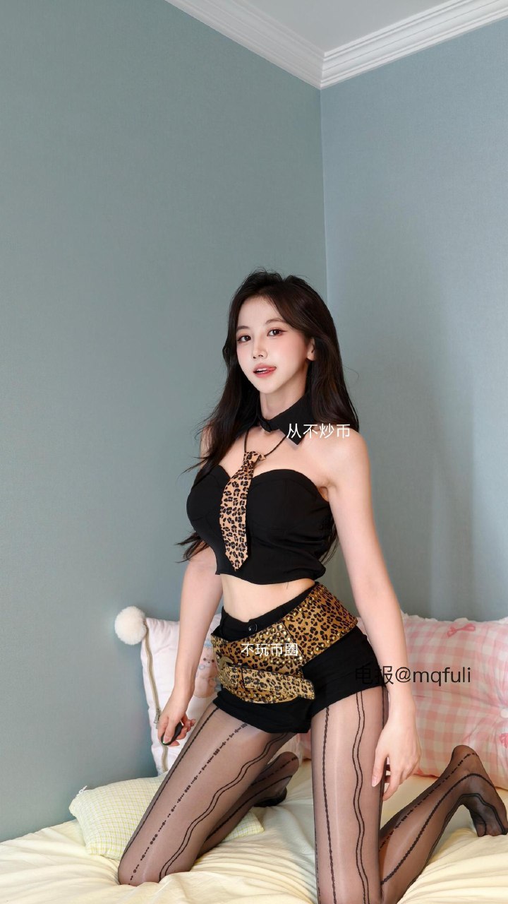 刘二萌 2025-07-23 15:45:03 豹纹领带鱼骨抹胸包臀两件套🤩