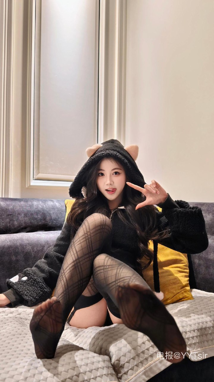 刘二萌 2025-07-09 11:16:27 黑色连体衣➕羊毛羔外套