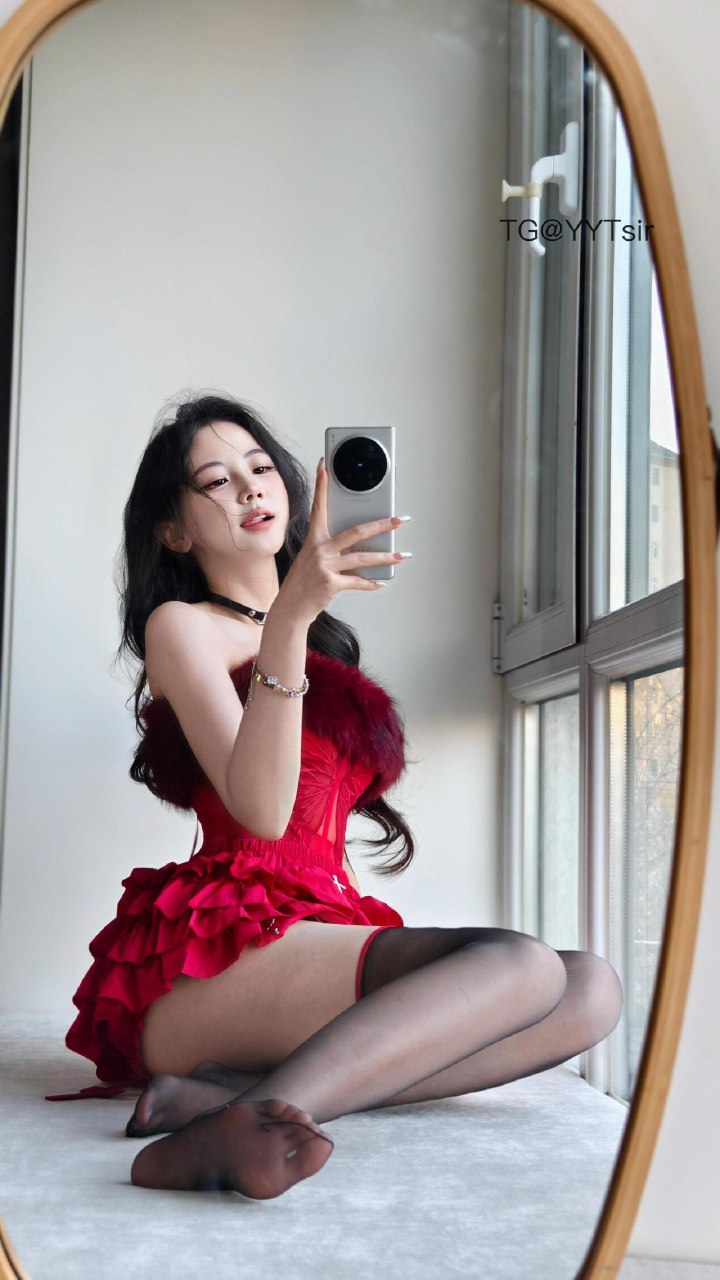 刘二萌 2025-07-11 17:40:54 红色毛茸茸抹胸蛋糕短裙😍