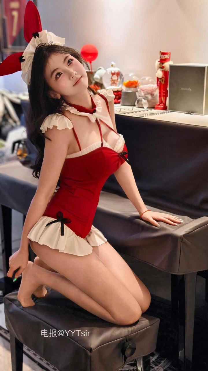 刘二萌 2025-07-08 13:56:00 圣诞cos兔女郎抹胸制服🔞