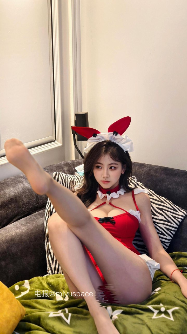 刘二萌 2025-07-08 13:56:00 圣诞cos兔女郎抹胸制服🔞