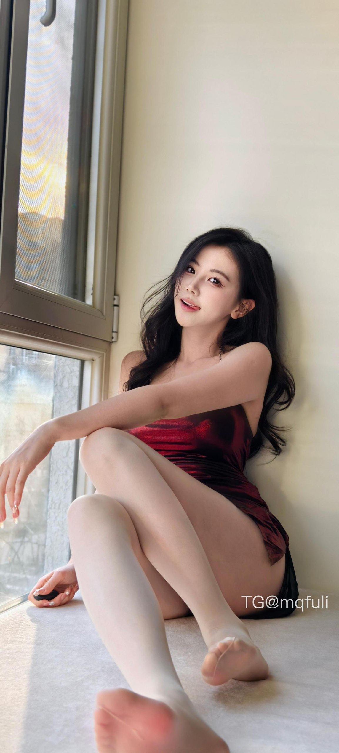 刘二萌 2025-07-07 20:17:43 亮色吊带裙