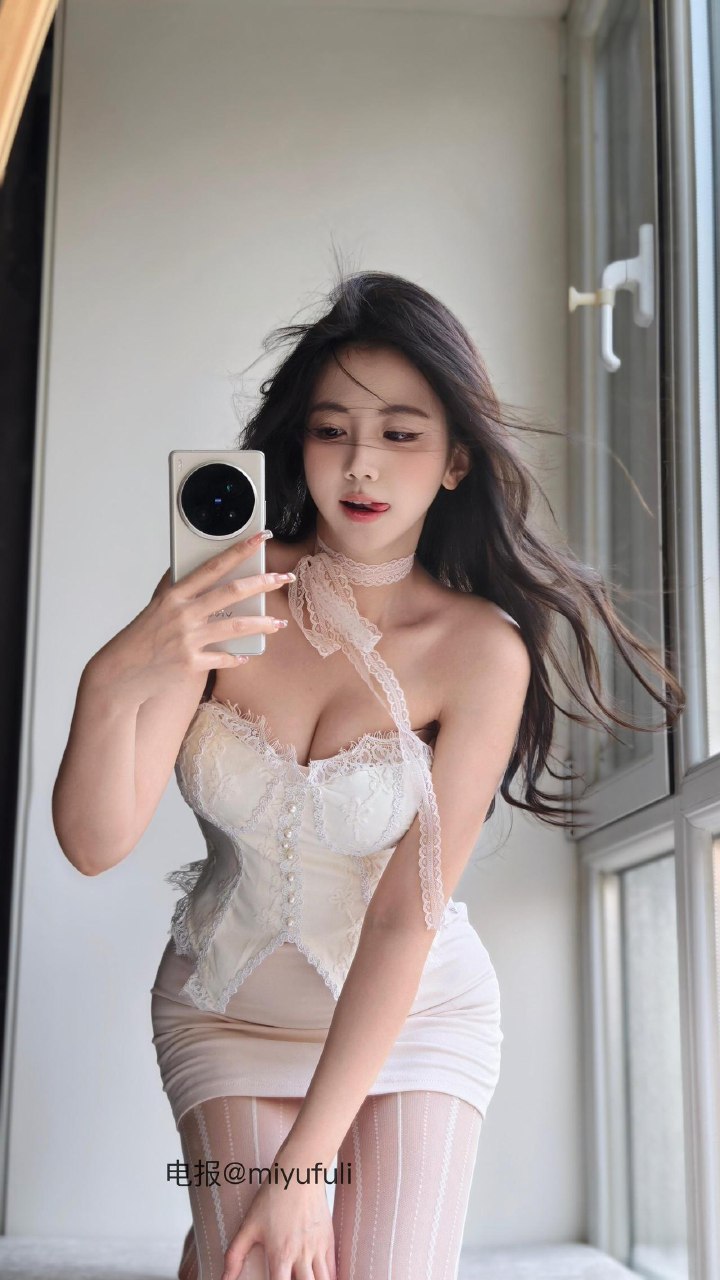 刘二萌 2025-07-09 14:51:29 鱼骨蕾丝抹胸➕竖条纹奶白丝袜👅